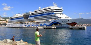 300 AIDAblu im Hafen von Ajaccio (c) Thomas Sbikowski