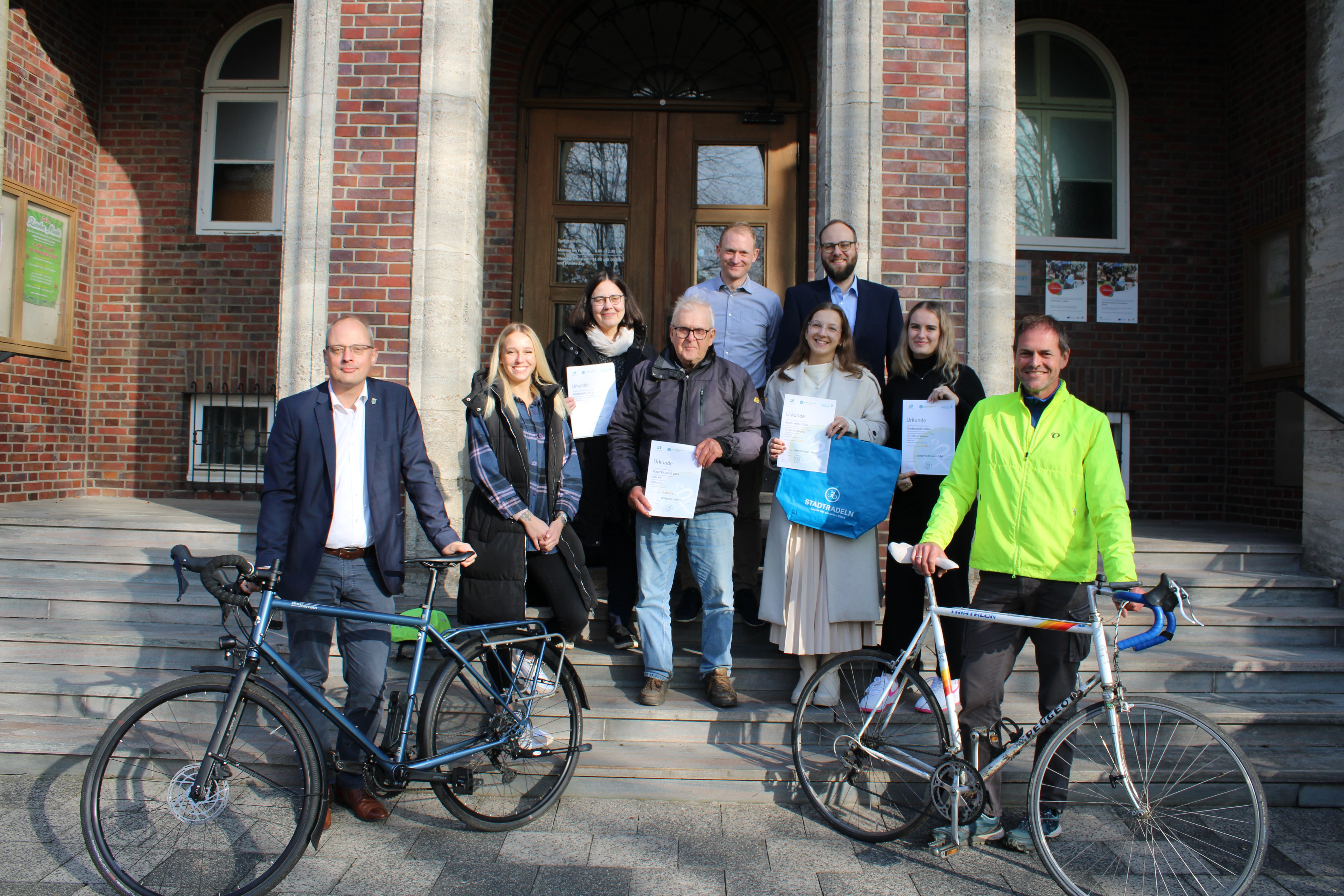 Mehr als 280.000 Kilometer erradelt: Gewinnerinnen und Gewinner des Stadtradeln 2024 im Landkreis Friesland geehrt