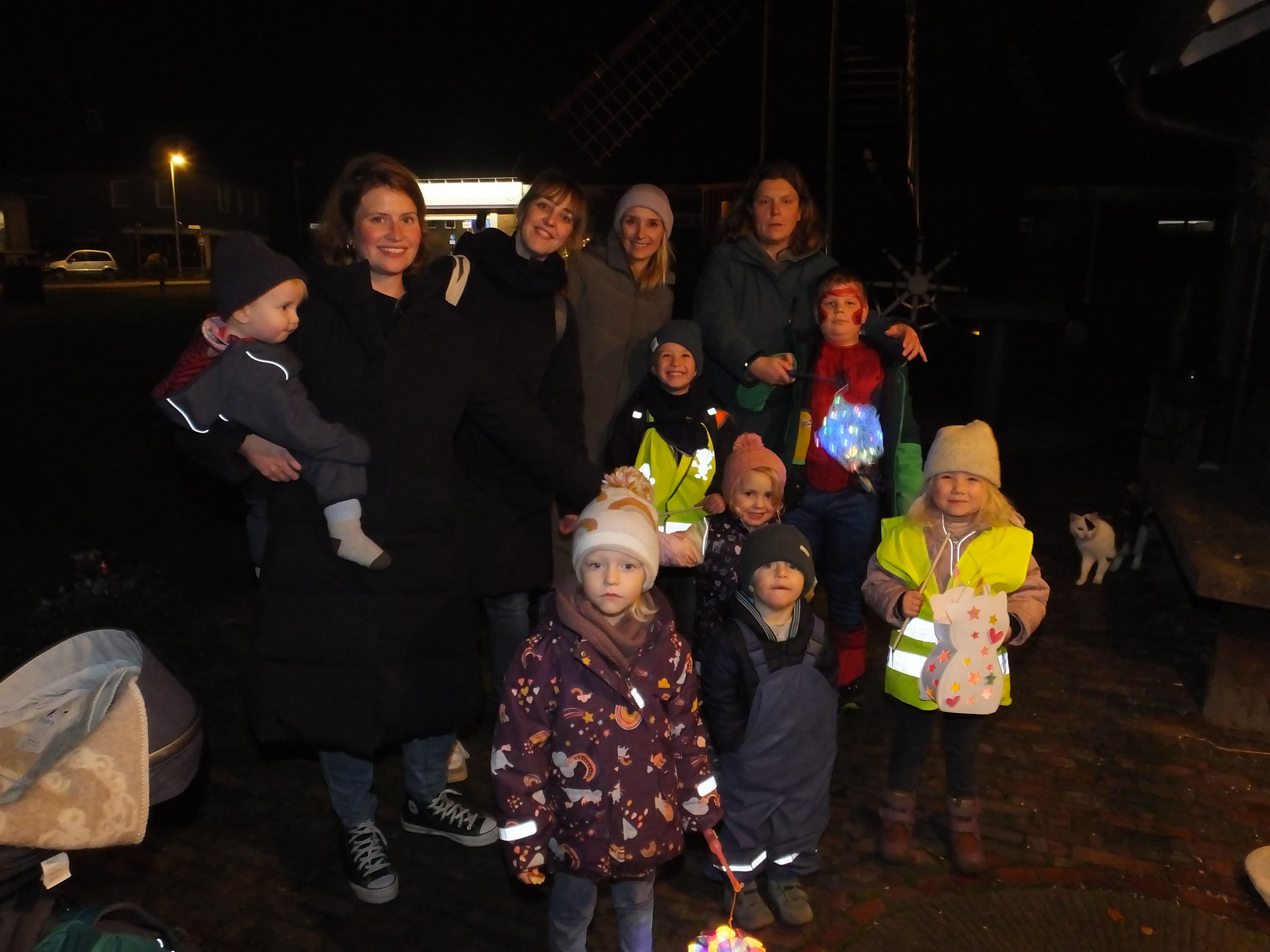 Stimmungsvoller Abend beim Martinisingen am Erlebnismuseum Bockwindmühle Dornum