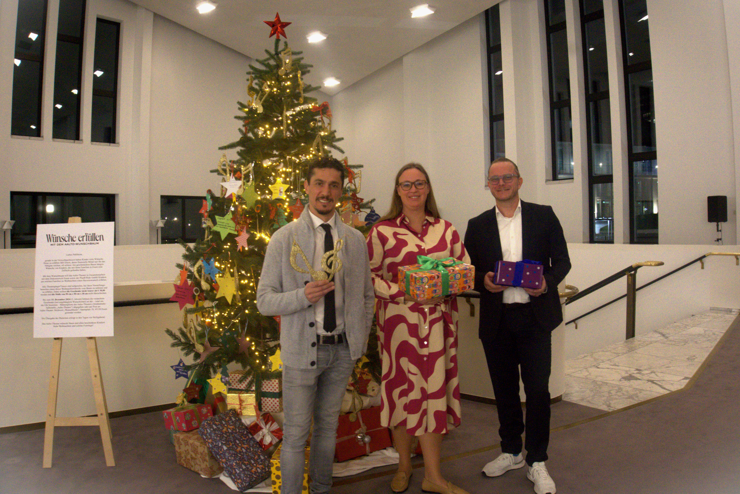 Weihnachtsbaum im Aalto-Theater erfüllt Kinderwünsche