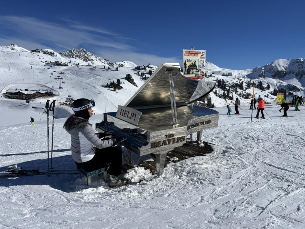 Das Beatles-Klavier am Grünwaldkopf hoch über Obertauern zieht Skifahrer an © Redaktion Bonder